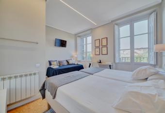 Pensi  n Mendi has Balcony rooms