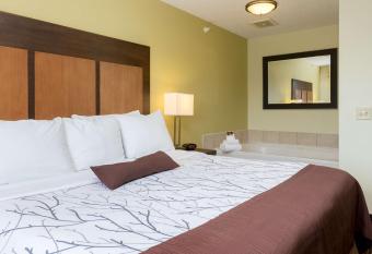 White Pine Inn & Suites has rooms with a private hot tub