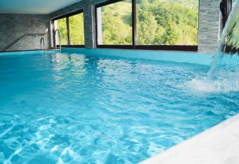 Lola s House has rooms with a private hot tub