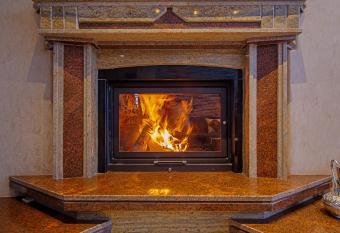 Vila Dhimitri has rooms with a private hot tub