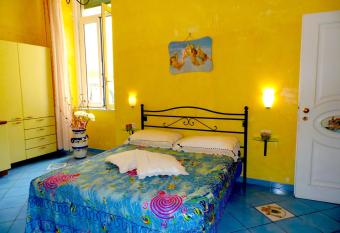 Dimora Carlo III has Balcony rooms