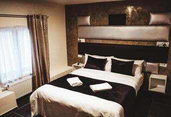 H  tel onyx expo allows 18 year olds to book a room