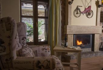 Alexandros Guesthouse has Balcony rooms