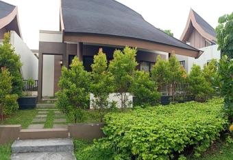 Vimala Hills Villa & Resort Megamendung Puncak has rooms with a private hot tub