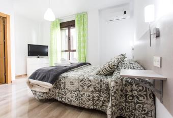 C&V Apartamentos - Horno de Marina allows 18 year olds to book a room