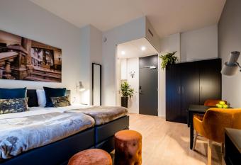 Nero Office Hotel & City Caf   allows 18 year olds to book a room