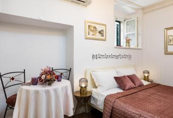 Music Hideout Old Town allows 18 year olds to book a room