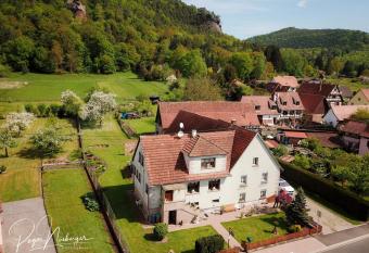 Chambre d Hotes Petit Arnsbourg has Balcony rooms