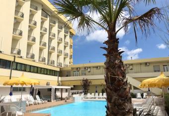 Hotel Montmartre has Balcony rooms