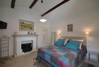 le cabanon de l olivette has Balcony rooms