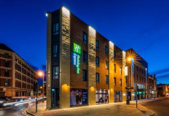 Holiday Inn Express - Derry - Londonderry, an IHG Hotel allows 18 year olds to book a room