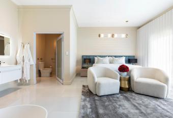 Fauchil Boutique Hotel has rooms with a private hot tub