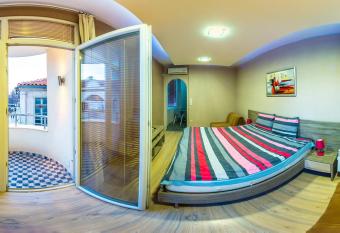 Villa Sveti Gorgi has rooms with a private hot tub