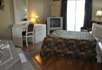 Motel les Pignons Verts has rooms with a private hot tub