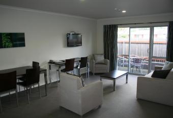 Aveda Motor Lodge has rooms with a private hot tub