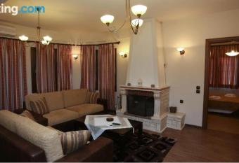 Agnanti Hotel has rooms with a private hot tub