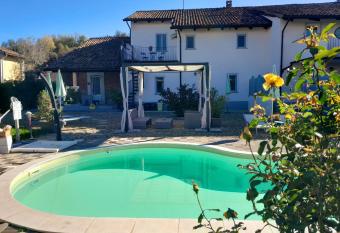 Villa design - Laura s Country Resort allows 18 year olds to book a room