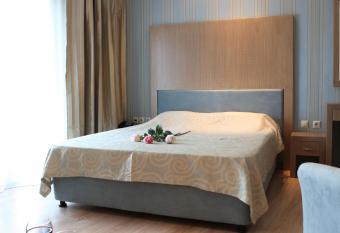 Hotel Alfa has rooms with a private hot tub