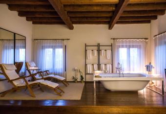Villa Ormaneto has rooms with a private hot tub