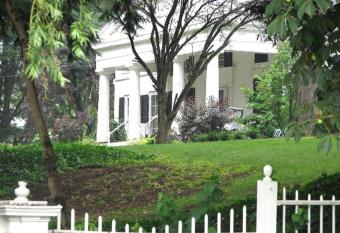 Niagara Gorge Mansion in Historic Village 5 Minutes from Falls has Balcony rooms