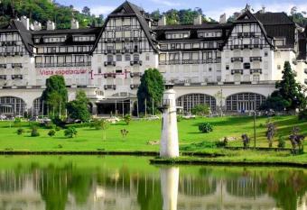 Pal  cio Quitandinha Espetacular Apartamento com Vista para o Lago has rooms with a private hot tub