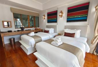 Lanna Oriental Hotel - SHA Extra Plus has rooms with a private hot tub
