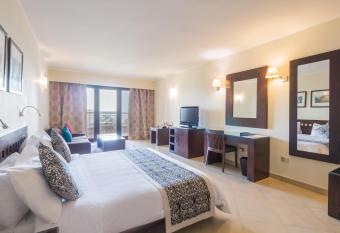 Fort Arabesque Resort, Spa & Villas has rooms with a private hot tub