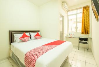 Super OYO Collection O 818 Micasa Residence allows 18 year olds to book a room