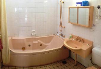 City Beach Motel has rooms with a private hot tub