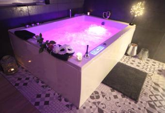 Lover s room 48 allows 18 year olds to book a room