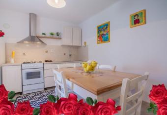 Little prince - Your Holiday home on Cres has Balcony rooms