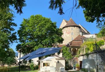 Manoir de la C  te-Dieu allows 18 year olds to book a room