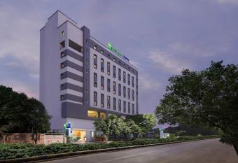 Holiday Inn Express Ahmedabad Prahlad Nagar, an IHG Hotel allows 18 year olds to book a room