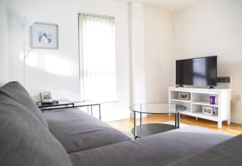 Serviced Apartment In Liverpool City Centre - Free Parking - Balcony - by Happy Days has Balcony rooms