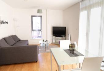 Serviced Apartment In Liverpool City Centre - Free Parking - Balcony - by Happy Days has Balcony rooms