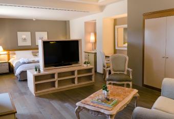 Alasia Boutique Hotel allows 18 year olds to book a room