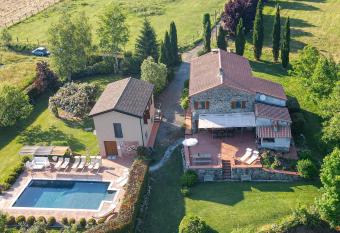 I Ginepri exclusive CountryHouse, 15pax, private pool, Aulla has Balcony rooms