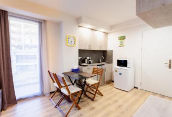 Snow Gudauri has rooms with a private hot tub