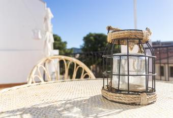 Casa Rosal  a allows 18 year olds to book a room