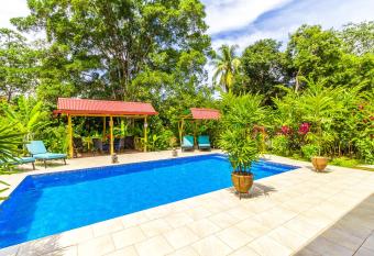 Hotel El Mono Feliz allows 18 year olds to book a room