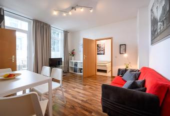 Helle Wohnung in Sudenburg mit Balkon - WLAN, 4 Schlafpl  tze has Balcony rooms