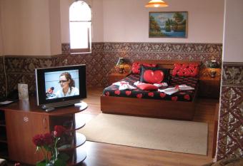 Family Hotel Emaly 1 has rooms with a private hot tub