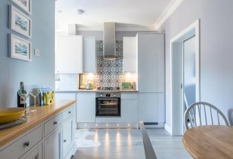 BlueNess, City Centre Luxury Apartment allows 18 year olds to book a room