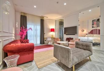 HOLM Boutique & SPA - IK Collection has rooms with a private hot tub