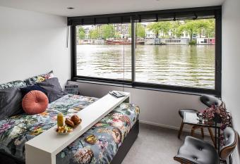 Houseboat Amsterdam - Room with a view has Balcony rooms