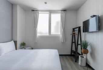 Hotel Brown - Zhongzheng allows 18 year olds to book a room