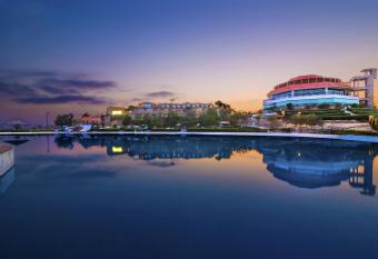 Dreamworld Resort, Hotel & Golf Course allows 18 year olds to book a room