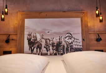 Wander- und Aktivhotel Adam Br  u has rooms with a private hot tub