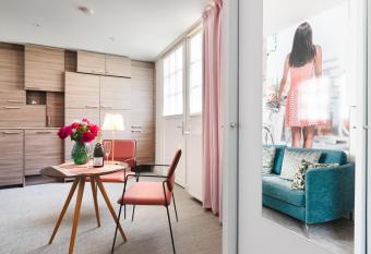 A cot   de la place du pilori has rooms with a private hot tub