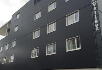 HOTEL LES 3 VALL  ES allows 18 year olds to book a room